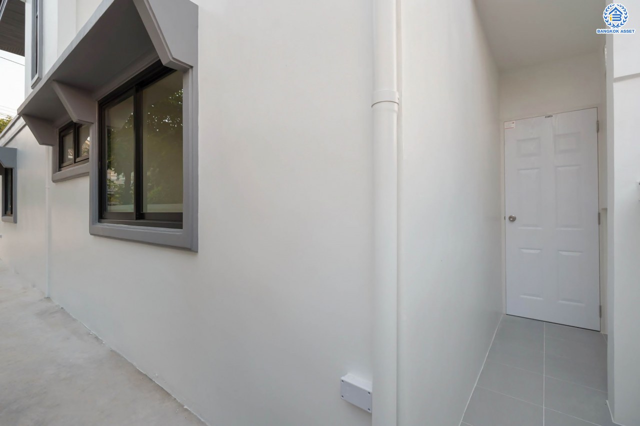 บ้านมือสองตกแต่งใหม่ โครงการ พลับพลาวิลล่า บรมราชชนนี หลังใหญ่พิเศษพร้อมอยู่ เนื้อที่ 57 ตร.ว. ดีไซน์สวย ฟังก์ชัน 4 ห้องนอน 3 ห้องน้ำ 2 ที่จอดรถ บนทำเลเดินทางสะดวก เชื่อมต่อหลายเส้นทาง ใกล้เซ็นทรัลปิ่นเกล้า จุดขึ้นทางด่วน "ศรีรัช" และเพียง 10 นาทีถึงMRT "สถานีไฟฉาย"